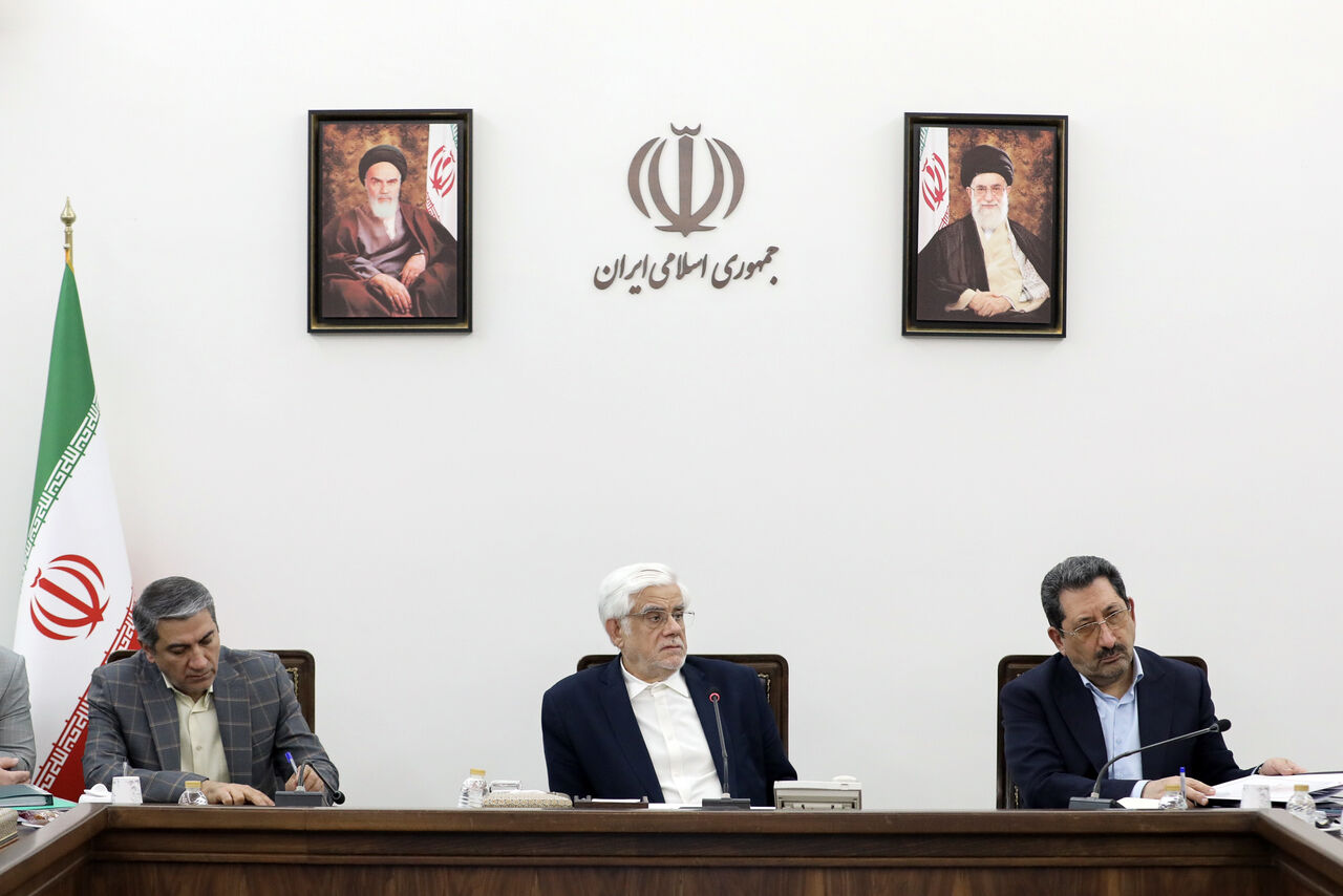 عارف: دولت اجازه نمیدهد توطئههای بدخواهان برای بر هم زدن آرامش بازار اجرایی شود عارف: دولت اجازه نمیدهد توطئههای بدخواهان برای بر هم زدن آرامش بازار اجرایی شود