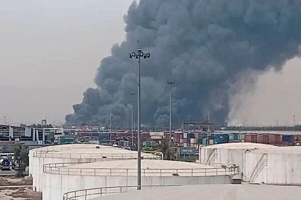 سازمان بنادر: اطفای حریق با همه امکانات در حال انجام است