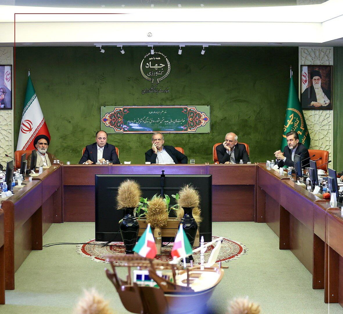 حضور رئیسجمهور در وزارت جهاد کشاورزی برای بررسی عملکرد این وزارتخانه حضور رئیسجمهور در وزارت جهاد کشاورزی برای بررسی عملکرد این وزارتخانه