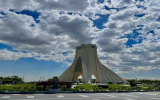 زیر آسمانی که هنوز هم آبی‌ است