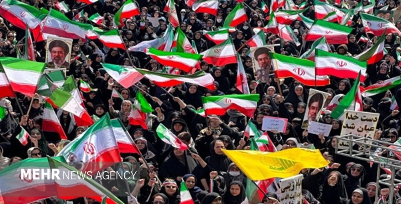 حضور پرشور دختران در اجتماع بزرگ «دختران جان‌فدای ایران»