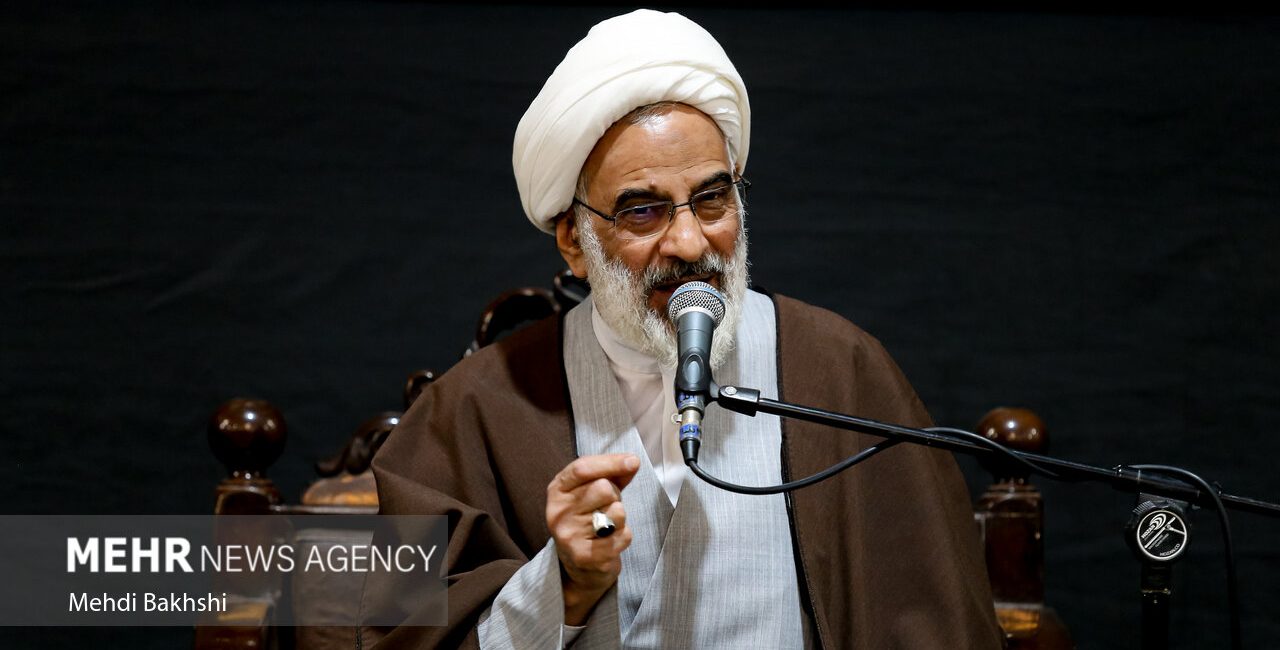 حاجی صادقی: نیروی دریایی سپاه استکبار را به زانو درآورده است