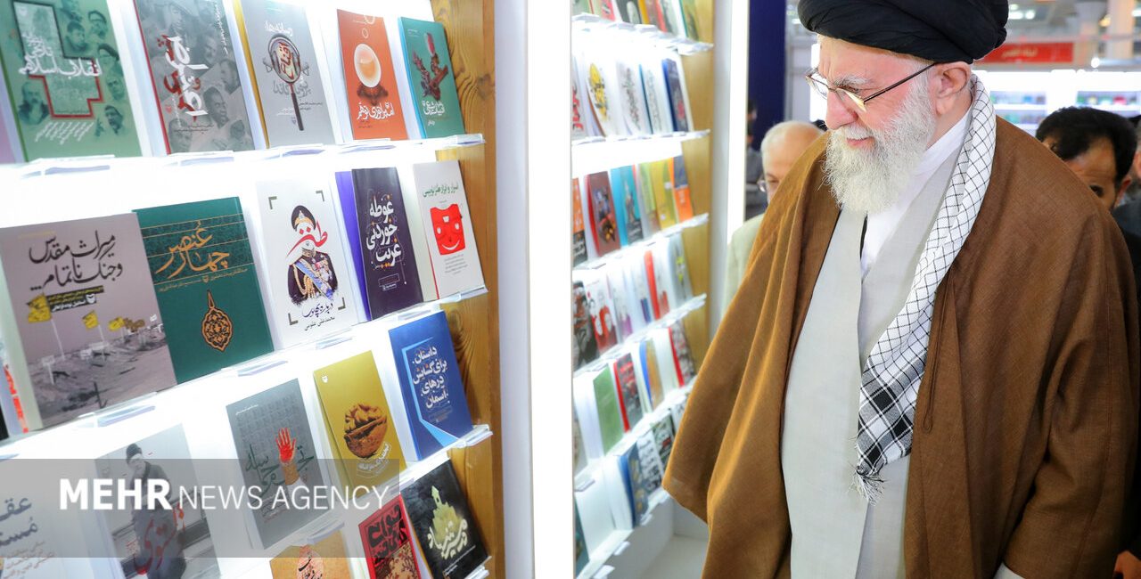 کتاب‌بازِ مصلی؛ مروری بر حضور رهبر شهید در ادوار نمایشگاه کتاب تهران