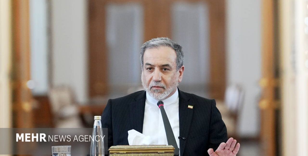استقبال وزیر امور خارجه از پیام رهبر معظم انقلاب اسلامی