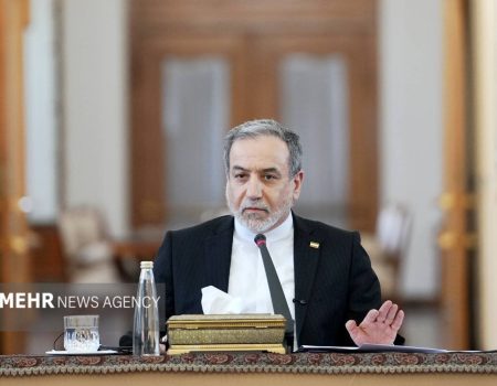 استقبال وزیر امور خارجه از پیام رهبر معظم انقلاب اسلامی