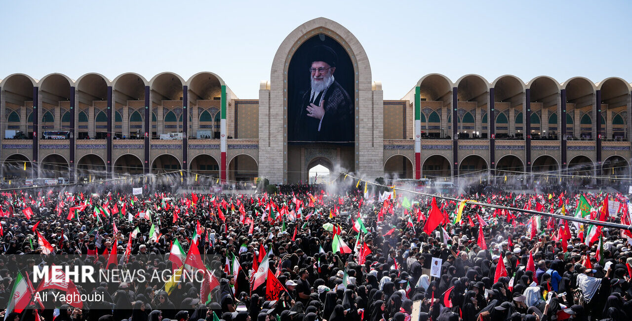لوموند: دومین روز تشییع رهبر شهید با حضور گسترده عزاداران برگزار شد