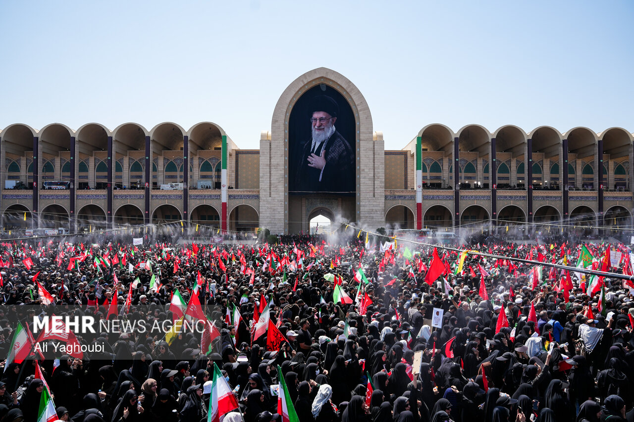لوموند: دومین روز تشییع رهبر شهید با حضور گسترده عزاداران برگزار شد