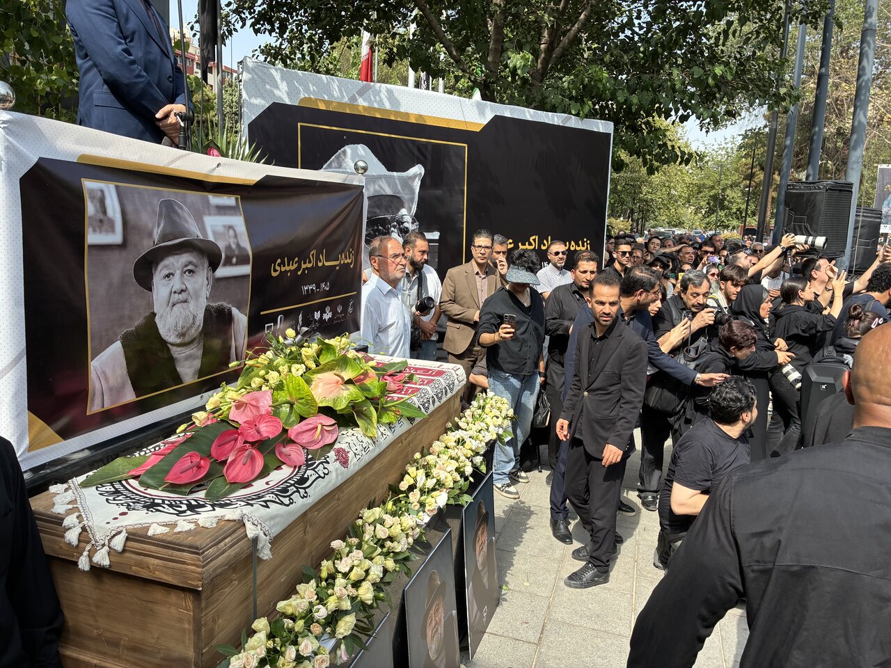 پیکر اکبر عبدی تشییع شد؛ وداع با هنرمندی که نگاهش به دنیا طنز بود