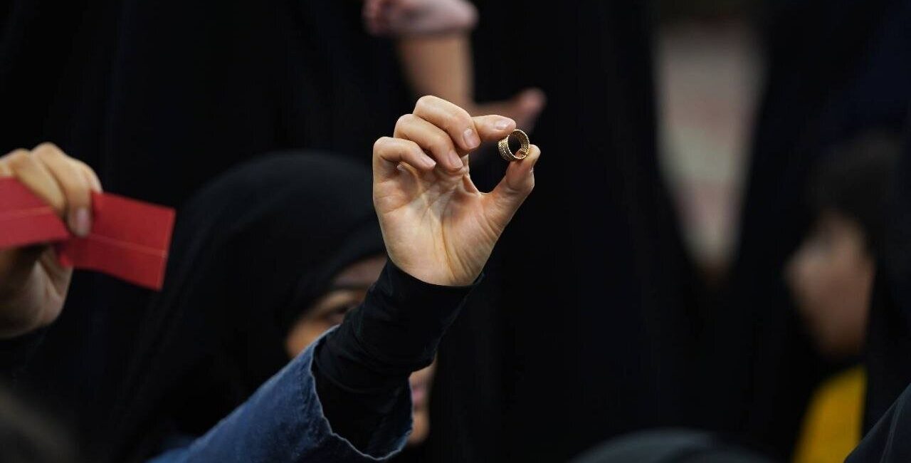 ما از حلقه‌های‌ ازدواج‌مان، حلقه‌ دار می‌سازیم بر گردن ترامپ