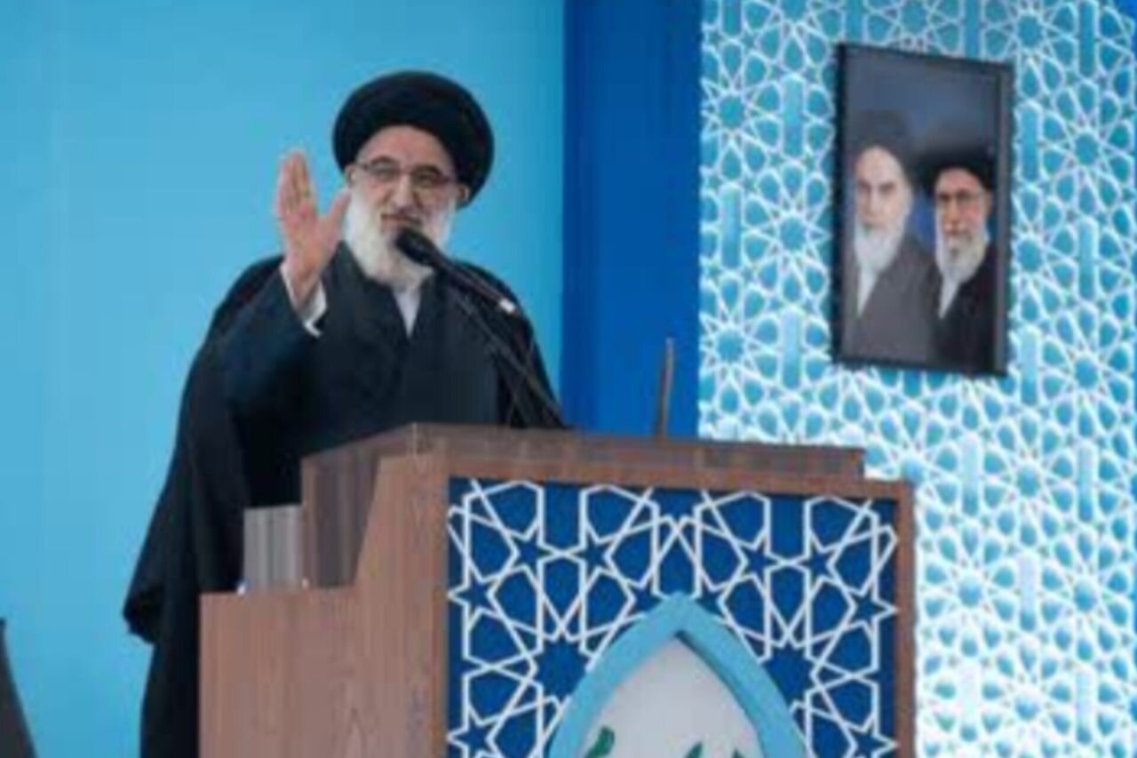 امام جمعه کرج: مسئولان هزینه ناکارآمدی خود را از جیب مردم تأمین نکنند