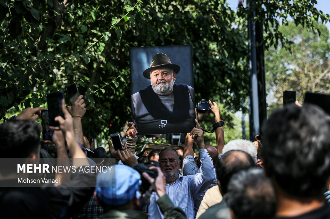 اینجا مجلس ترحیم است، نه فرش قرمز! /عزاداری یا شکار سلفی؟