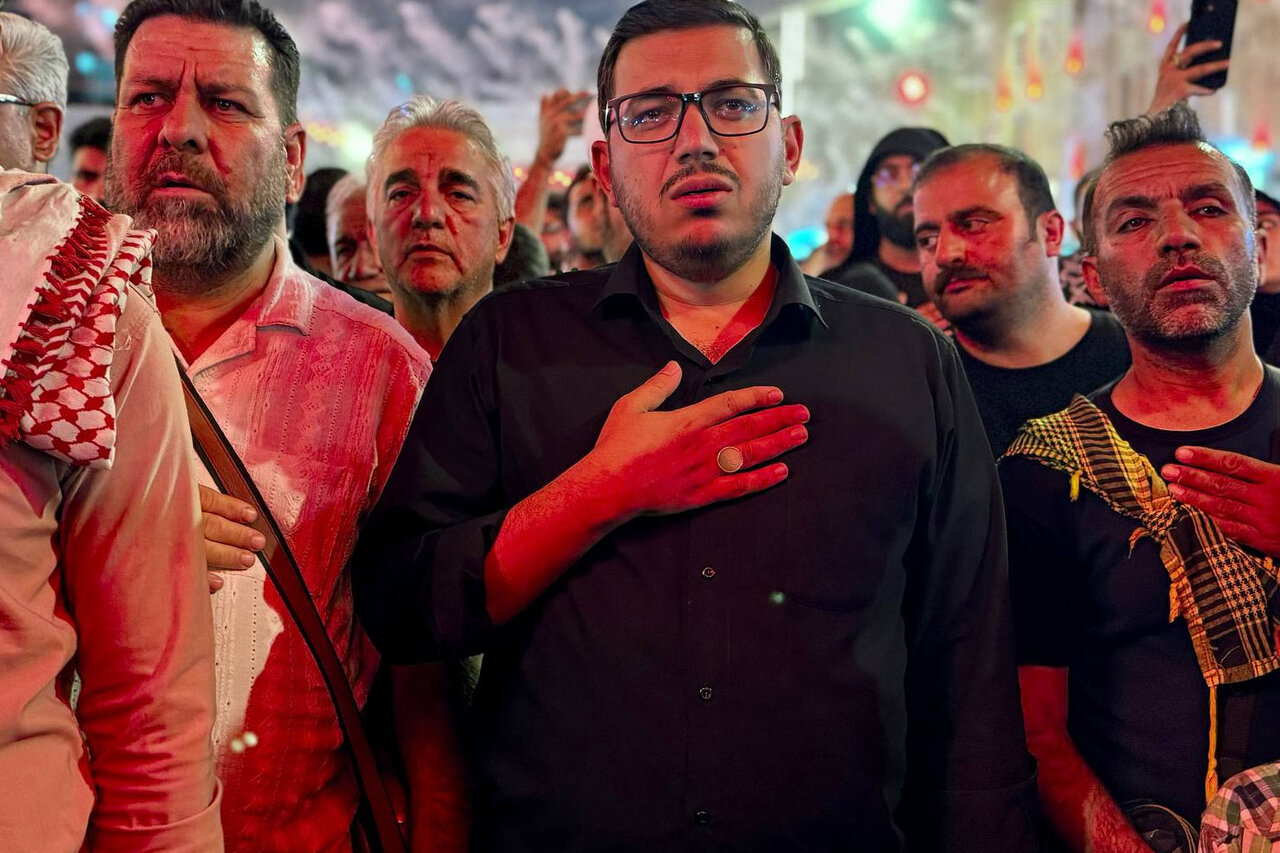پرچم سرخ هنرمندان در سفر اربعین با اقبال مواجه شد؛ پخش مستند از سیما