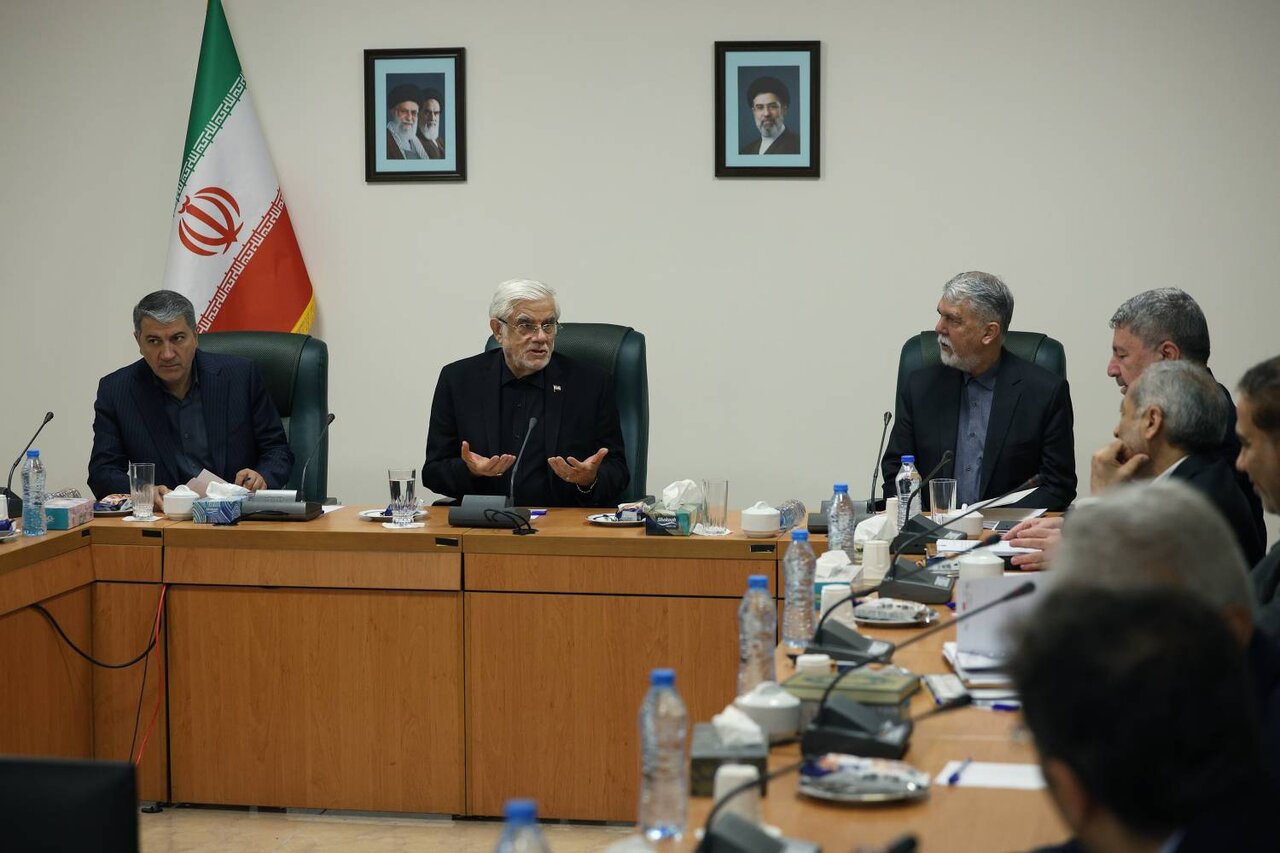عارف: حل مسائل فرهنگی با بخشنامه پیش نمی‌رود