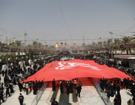 اهتزاز بزرگترین پرچم خون‌خواهی امام شهید در بین‌الحرمینِ کربلای معلی