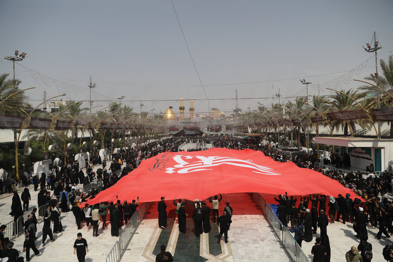 اهتزاز بزرگترین پرچم خون‌خواهی امام شهید در بین‌الحرمینِ کربلای معلی