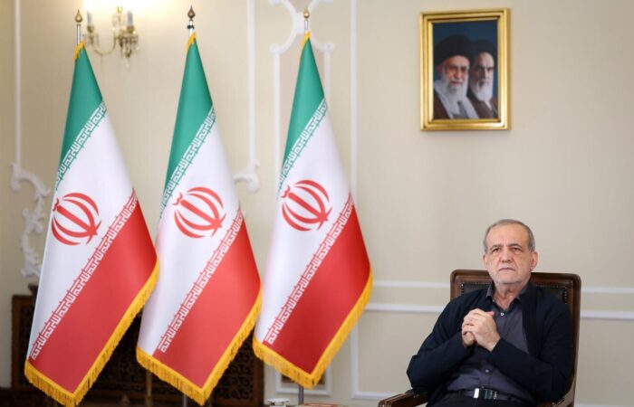 پزشکیان: اگر با مردم باشیم، هیچ قدرتی نمی‌تواند زمین‌گیرمان کند