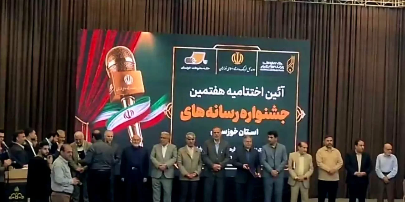 جایزه رسانه‌ای روزنامه‌نگار خوزستانی به مادران داغدار و دانش‌آموزان شهید «میناب» تقدیم شد