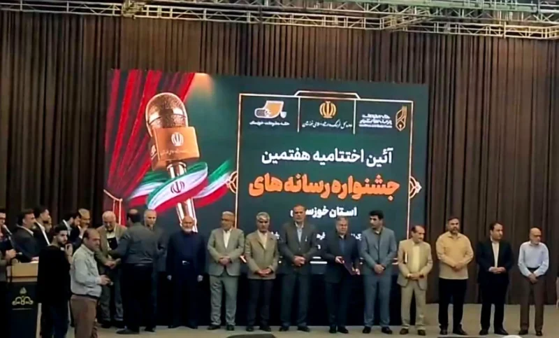 جایزه رسانه‌ای روزنامه‌نگار خوزستانی به مادران داغدار و دانش‌آموزان شهید «میناب» تقدیم شد