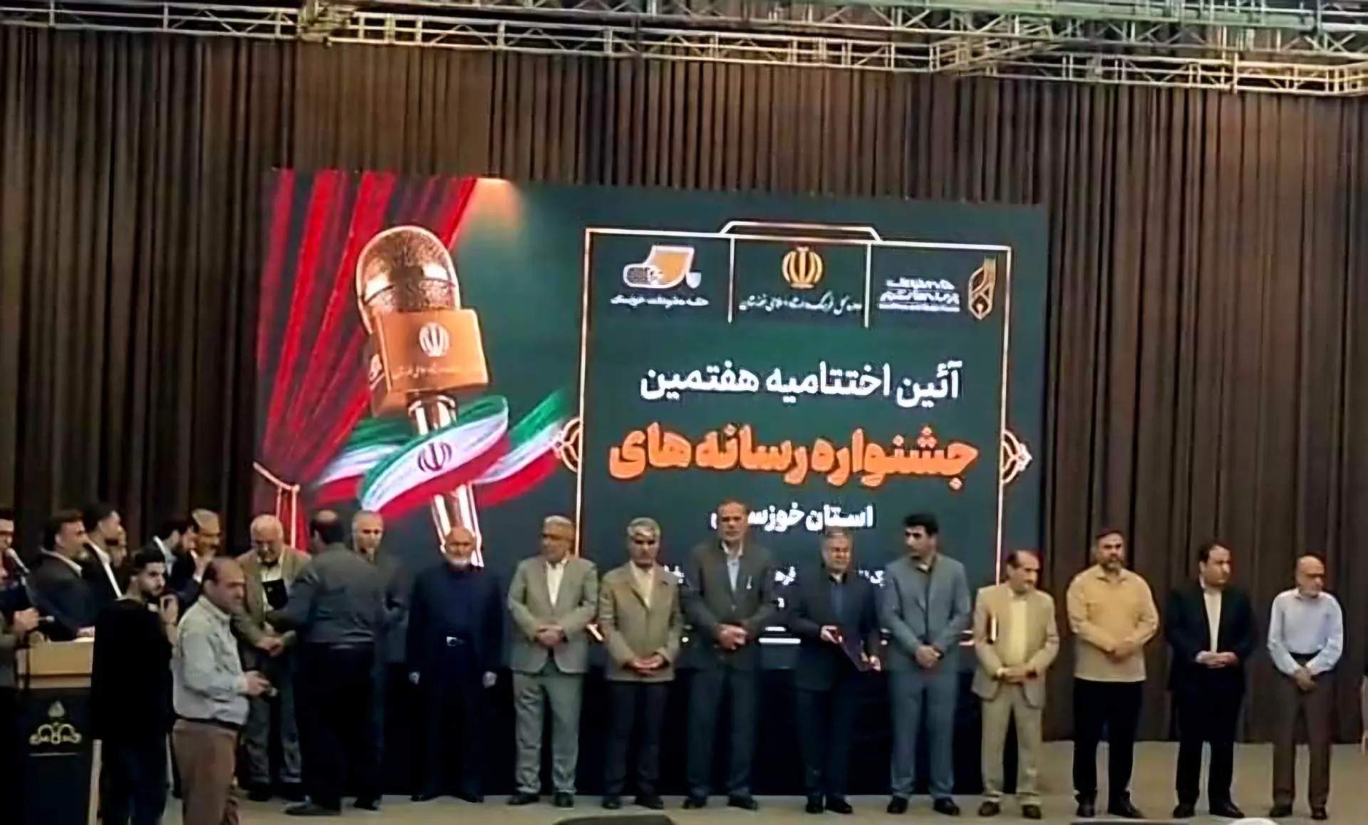 جایزه رسانه‌ای روزنامه‌نگار خوزستانی به مادران داغدار و دانش‌آموزان شهید «میناب» تقدیم شد